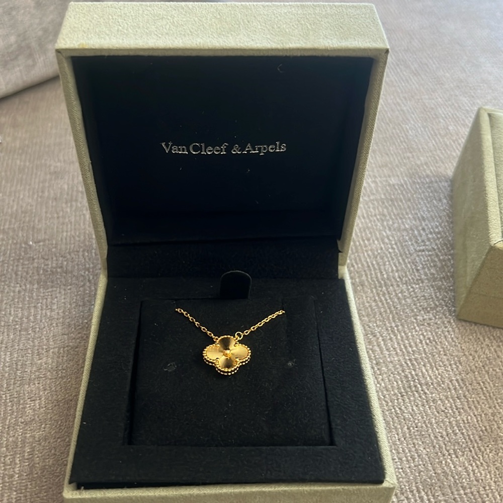 Van Cleaf & Arpels gold clover pendant necklace
